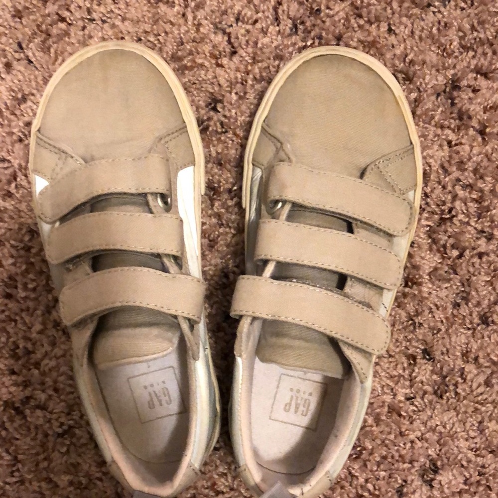 Gap Kids Gently Used Silver/Gray Boys Velcro Classic Sneaker in size 1